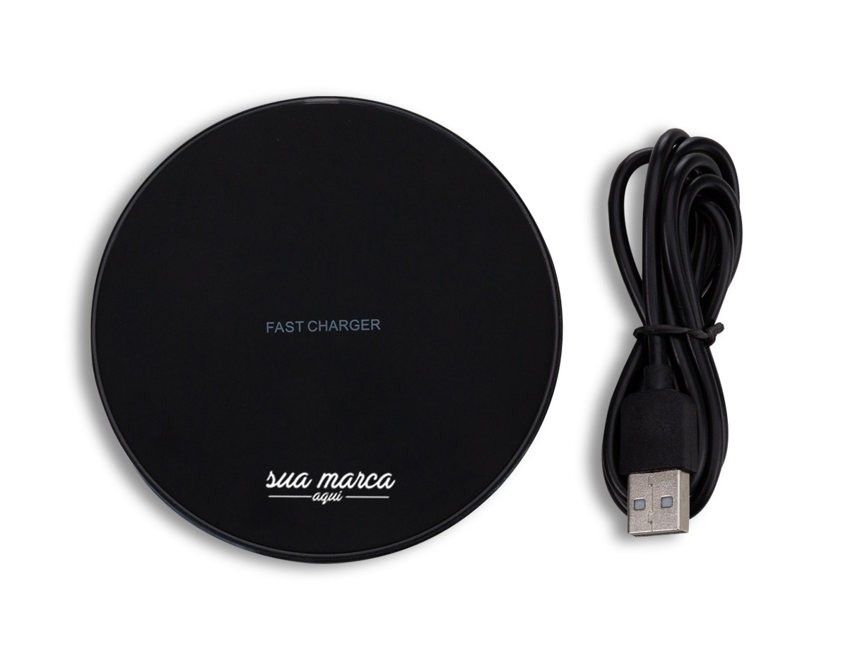 Carregador wireless por indução. Produzido em material plástico, o carregador possui antiderrapantes de silicone na parte inferior. Para desfrutar do carregamento por indução (sem fio) é fundamental que o celular possua a tecnologia QI – desta maneira é possível carregar o celular posicionando-o sob carregador, sendo necessário apenas necessário conectar o carregador à uma fonte de energia (USB ou diretamente na tomada). O carregador wireless possui a tecnologia de carga rápida, mas para a utilização deste modo é necessário que o celular também possua esta tecnologia, caso contrário será realizada a carga normal. O carregador possui luzes de funcionamento, quando ligado irá exibir a luz verde e ao entrar em modo de carga irá exibir uma luz azul. Acompanha cabo USB.