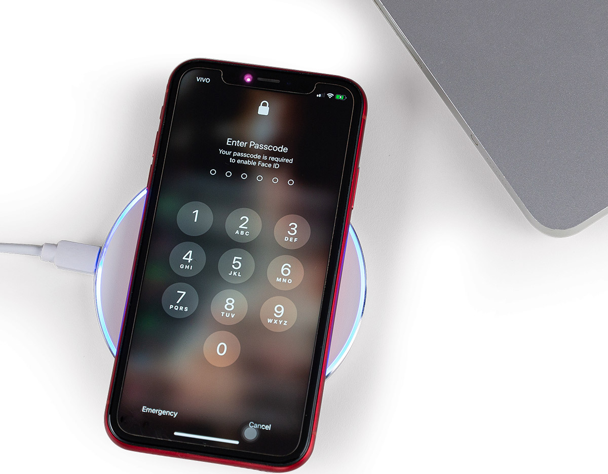 Carregador wireless por indução. Produzido em material plástico, o carregador possui antiderrapantes de silicone na parte inferior. Para desfrutar do carregamento por indução (sem fio) é fundamental que o celular possua a tecnologia QI – desta maneira é possível carregar o celular posicionando-o sob carregador, sendo necessário apenas necessário conectar o carregador à uma fonte de energia (USB ou diretamente na tomada). O carregador wireless possui a tecnologia de carga rápida, mas para a utilização deste modo é necessário que o celular também possua esta tecnologia, caso contrário será realizada a carga normal. O carregador possui luzes de funcionamento, quando ligado irá exibir a luz verde e ao entrar em modo de carga irá exibir uma luz azul. Acompanha cabo USB.