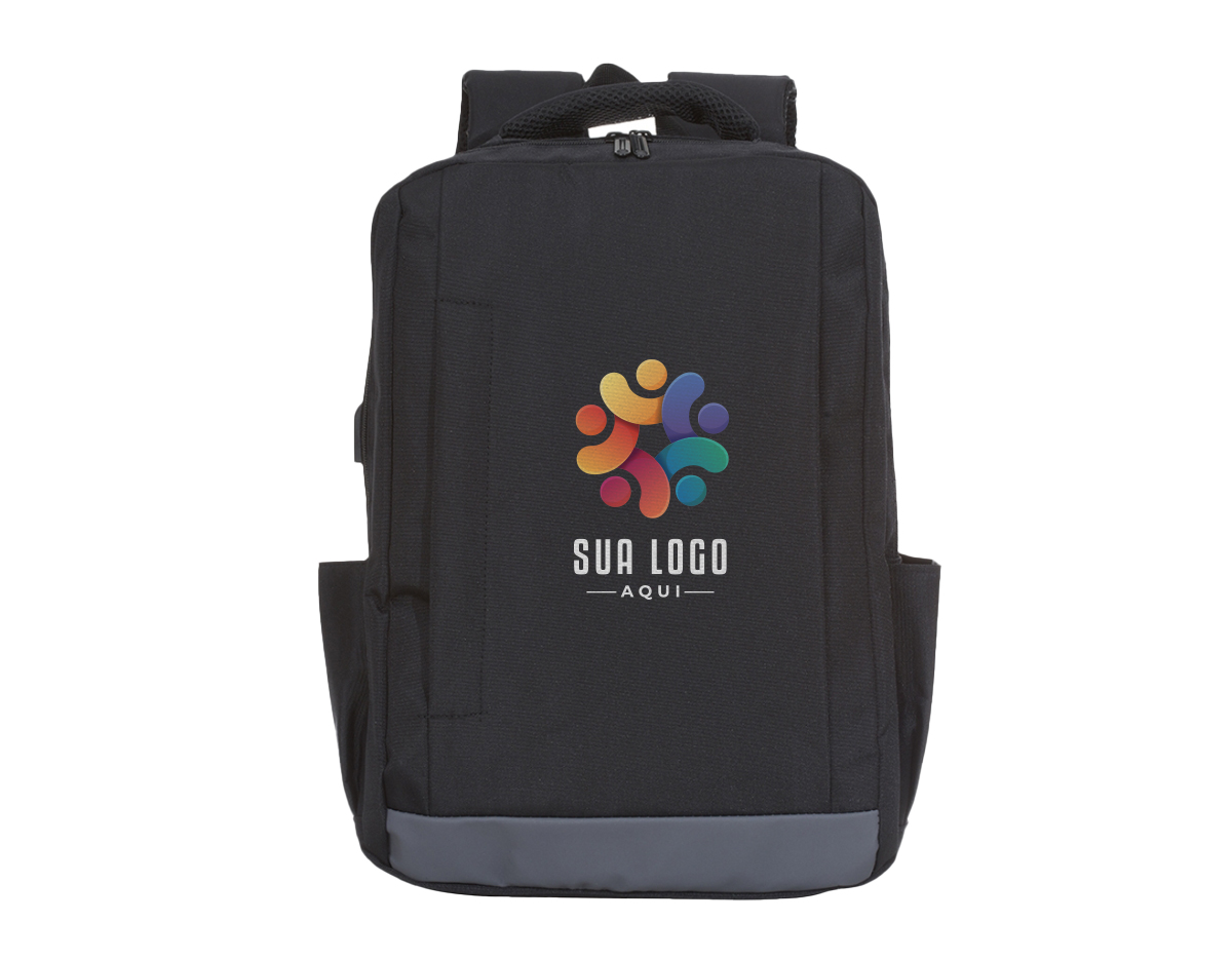 Mochila de nylon de 27 litros, com compartimento principal com bolso para notebook 15.6 polegadas, possui divisórias para documentos e caneta, compartimento frontal com abertura vertical, bolsos laterais com revestimento interno emborrachado e dispositivo com entrada USB na parte externa, seu cabo USB acoplado internamente permite a conexão de um carregador portátil na área interna e a conexão de um eletrônico na área externa, viabilizando a carga e utilização do eletrônico enquanto caminha. Contém zíperes preto, faixa emborracha na área inferior frontal, alça horizontal para encaixe em malas de viagem, alças para costas ajustáveis com revestimento anti-transpirante e duas alças de mãos em nylon, sendo uma delas com revestimento interno.