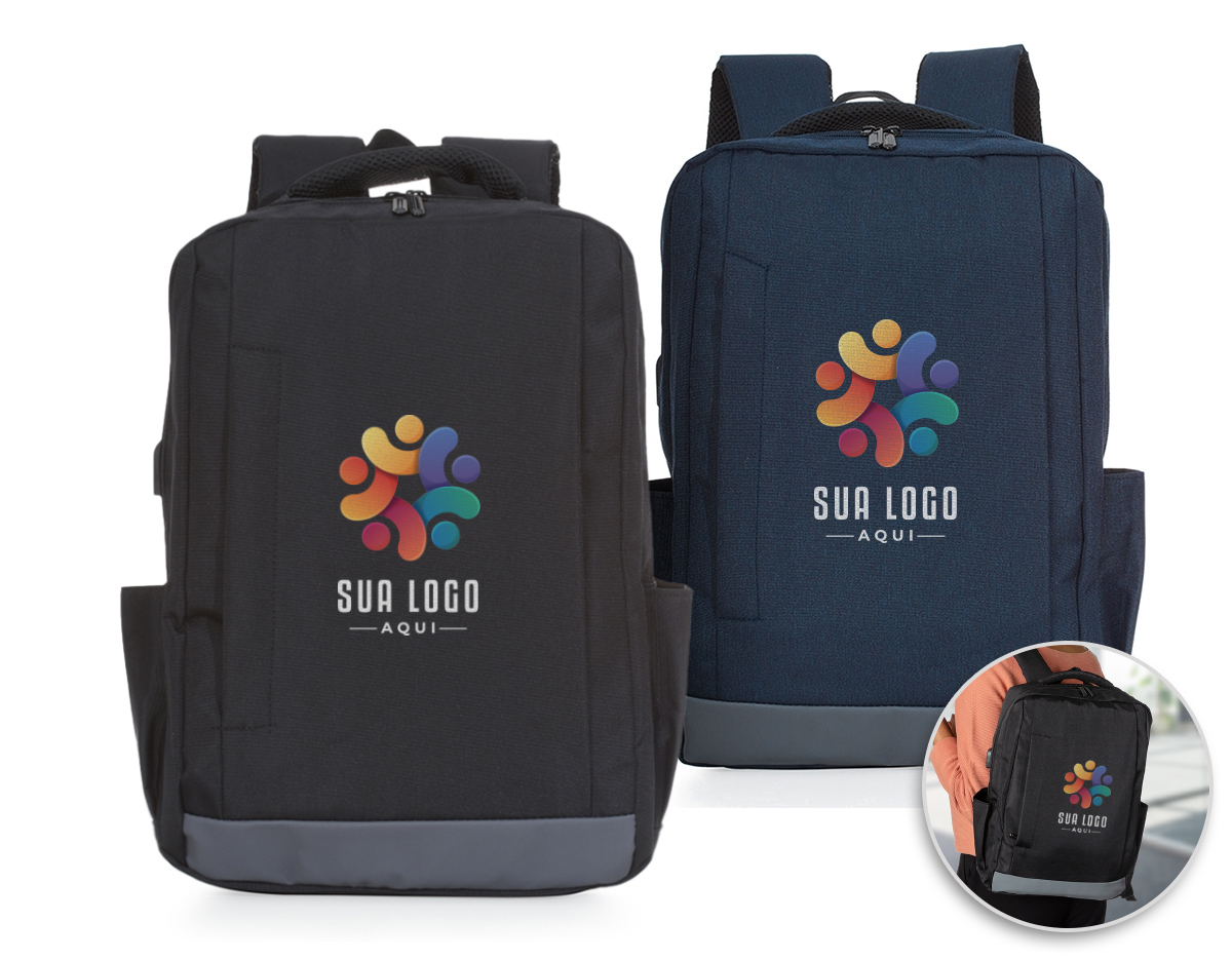 Mochila de nylon de 27 litros, com compartimento principal com bolso para notebook 15.6 polegadas, possui divisórias para documentos e caneta, compartimento frontal com abertura vertical, bolsos laterais com revestimento interno emborrachado e dispositivo com entrada USB na parte externa, seu cabo USB acoplado internamente permite a conexão de um carregador portátil na área interna e a conexão de um eletrônico na área externa, viabilizando a carga e utilização do eletrônico enquanto caminha. Contém zíperes preto, faixa emborracha na área inferior frontal, alça horizontal para encaixe em malas de viagem, alças para costas ajustáveis com revestimento anti-transpirante e duas alças de mãos em nylon, sendo uma delas com revestimento interno.