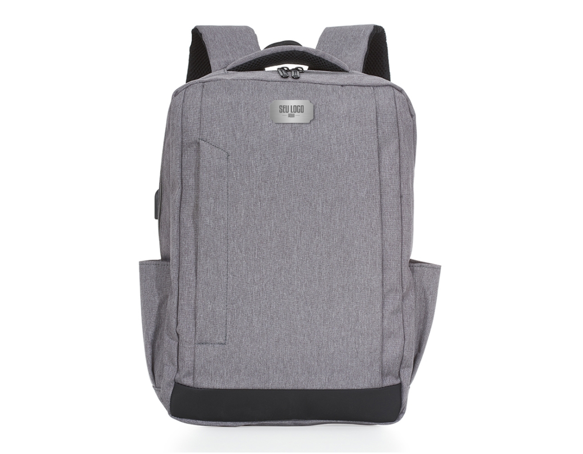 Mochila de nylon de 27 litros, com compartimento principal com bolso para notebook 15.6 polegadas, possui divisórias para documentos e caneta, compartimento frontal com abertura vertical, bolsos laterais com revestimento interno emborrachado e dispositivo com entrada USB na parte externa, seu cabo USB acoplado internamente permite a conexão de um carregador portátil na área interna e a conexão de um eletrônico na área externa, viabilizando a carga e utilização do eletrônico enquanto caminha. Contém zíperes preto, faixa emborracha na área inferior frontal, alça horizontal para encaixe em malas de viagem, alças para costas ajustáveis com revestimento anti-transpirante e duas alças de mãos em nylon, sendo uma delas com revestimento interno.