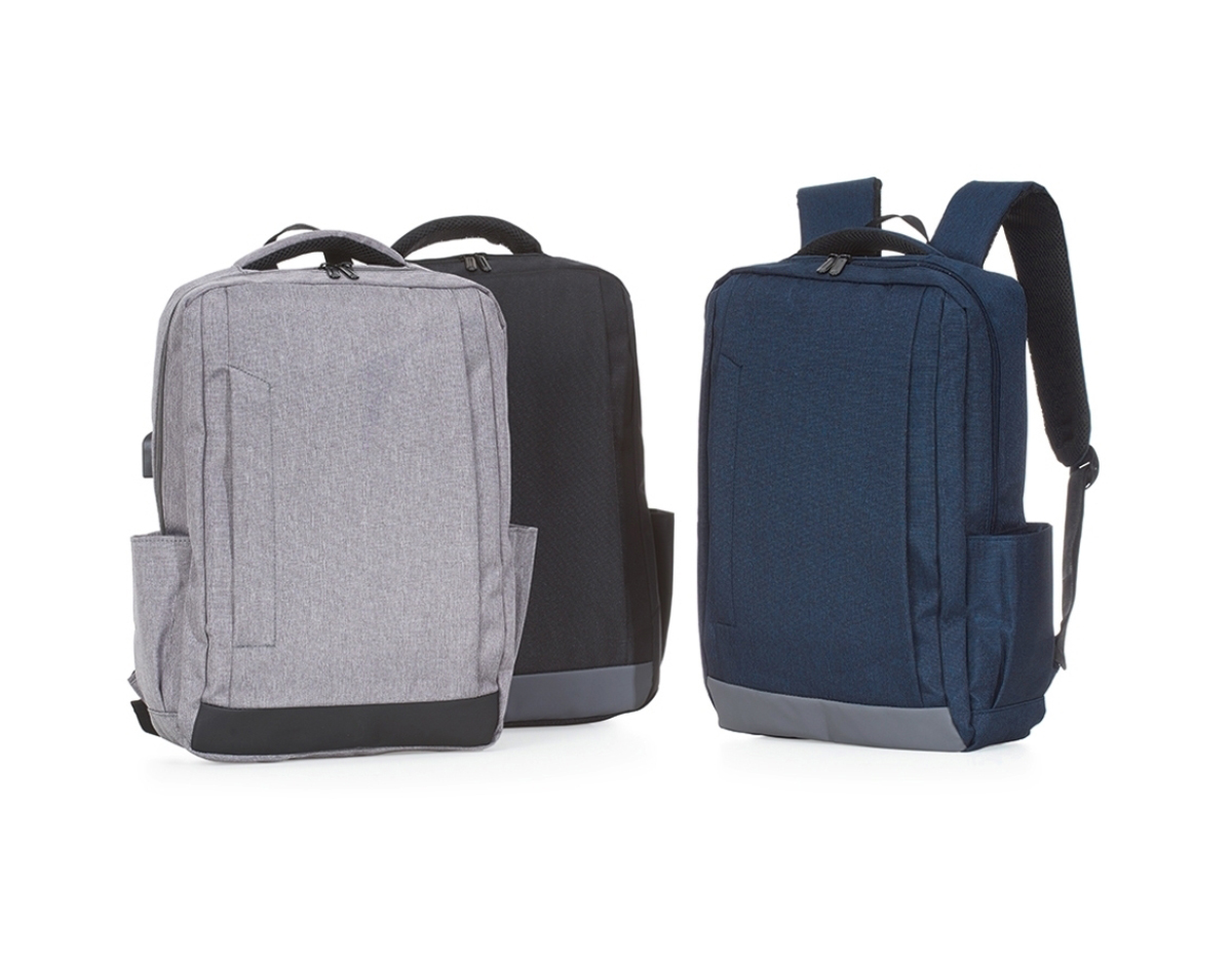 Mochila de nylon de 27 litros, com compartimento principal com bolso para notebook 15.6 polegadas, possui divisórias para documentos e caneta, compartimento frontal com abertura vertical, bolsos laterais com revestimento interno emborrachado e dispositivo com entrada USB na parte externa, seu cabo USB acoplado internamente permite a conexão de um carregador portátil na área interna e a conexão de um eletrônico na área externa, viabilizando a carga e utilização do eletrônico enquanto caminha. Contém zíperes preto, faixa emborracha na área inferior frontal, alça horizontal para encaixe em malas de viagem, alças para costas ajustáveis com revestimento anti-transpirante e duas alças de mãos em nylon, sendo uma delas com revestimento interno.