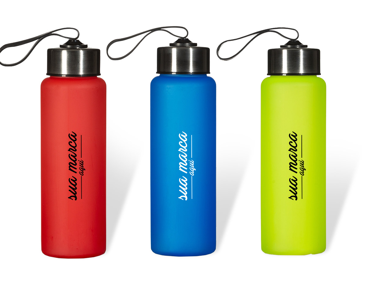 Squeeze plástico de 680ml. Produzido em PVC fosco, a squeeze possui tampa rosqueável em inox com alça elástica para transporte (não removível).