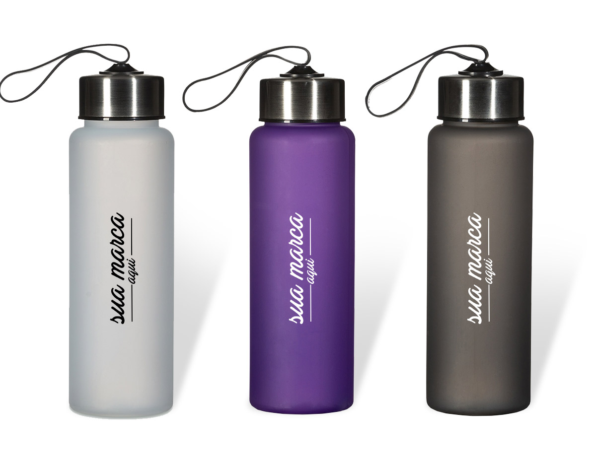 Squeeze plástico de 680ml. Produzido em PVC fosco, a squeeze possui tampa rosqueável em inox com alça elástica para transporte (não removível).