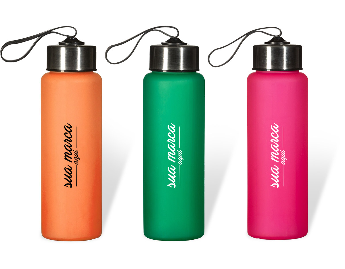 Squeeze plástico de 680ml. Produzido em PVC fosco, a squeeze possui tampa rosqueável em inox com alça elástica para transporte (não removível).