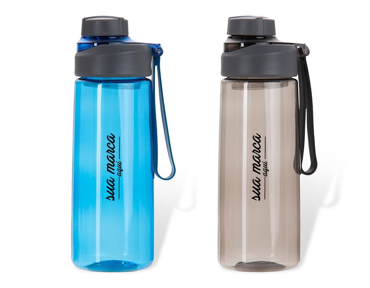 Squeeze plástico 700ml com peneira e alça para transporte. Com visual transparente colorido, o squeeze contém uma tampa principal rosqueável com ampla abertura, além de uma tampa protetora de bocal e alça de silicone colorida.