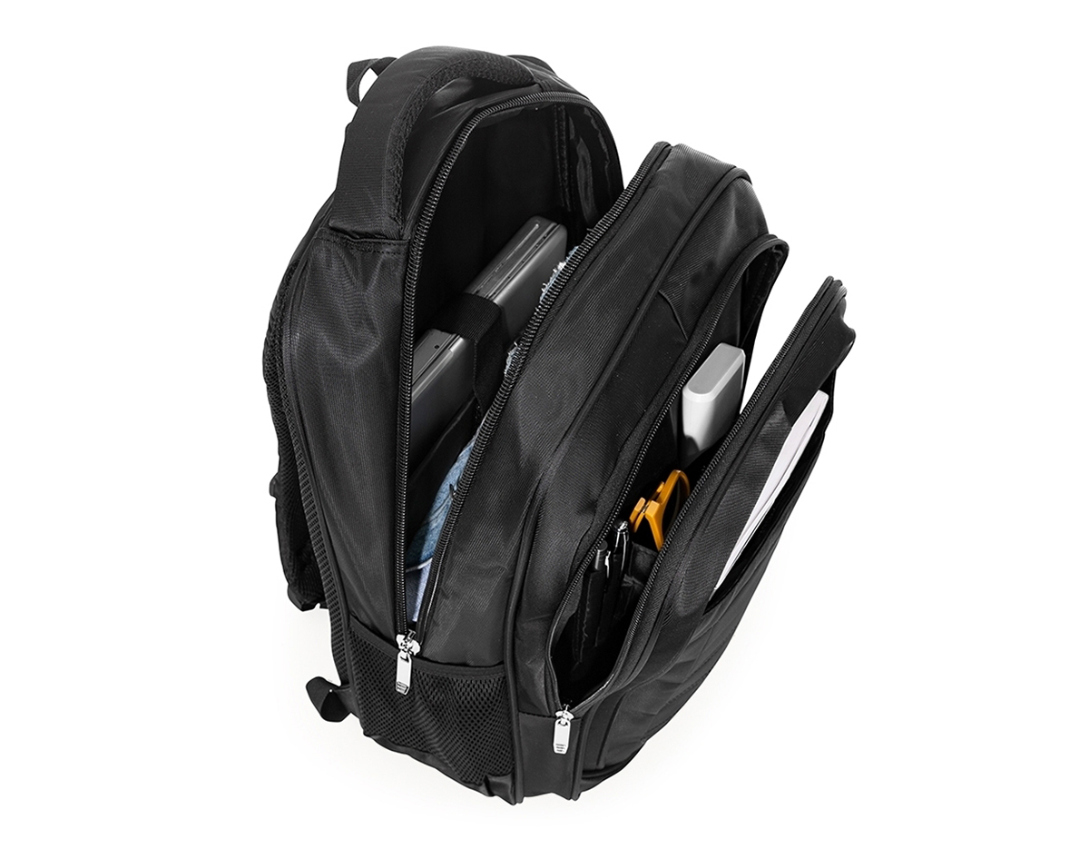 Mochila confeccionada em poliéster de alta qualidade com compartimento principal com bolso para notebook 15.6 polegadas, compartimento mediano com bolso para documentos e canetas, compartimento frontal com bolso de velcro e bolsos laterais em malha. Contém zíperes prata, alças para costas ajustáveis com regulagem peitoral e parte traseira com revestimento anti-transpirante, possui duas alças de mãos em nylon, sendo uma delas com revestimento interno. 50x36x23