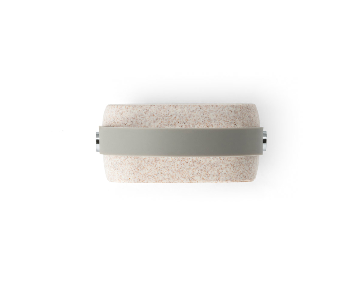 Caixa de som portátil em fibra de palha de trigo e ABS com alça em silicone para facilitar o transporte, potência de 3W e transmissão por bluetooth 5.0. Tempo de reprodução de 4h30, com uma bateria de 500 mAh