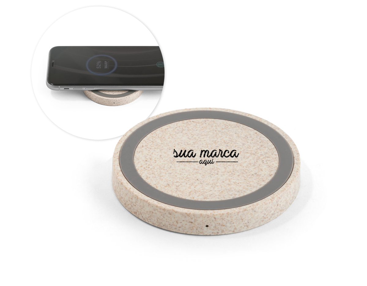 Carregador wireless em ABS e fibra de palha de trigo. A potência de carregamento é de 5W, com entrada 5V/2A. A base contém um círculo em silicone para o equipamento não se mova enquanto carrega. Incluso cabo micro USB de 1 m