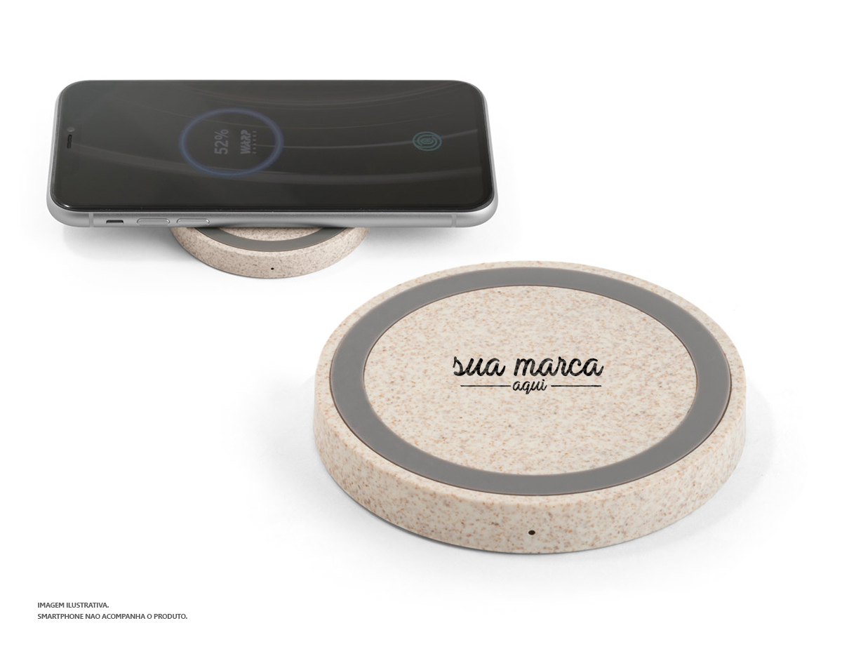 Carregador wireless em ABS e fibra de palha de trigo. A potência de carregamento é de 5W, com entrada 5V/2A. A base contém um círculo em silicone para o equipamento não se mova enquanto carrega. Incluso cabo micro USB de 1 m