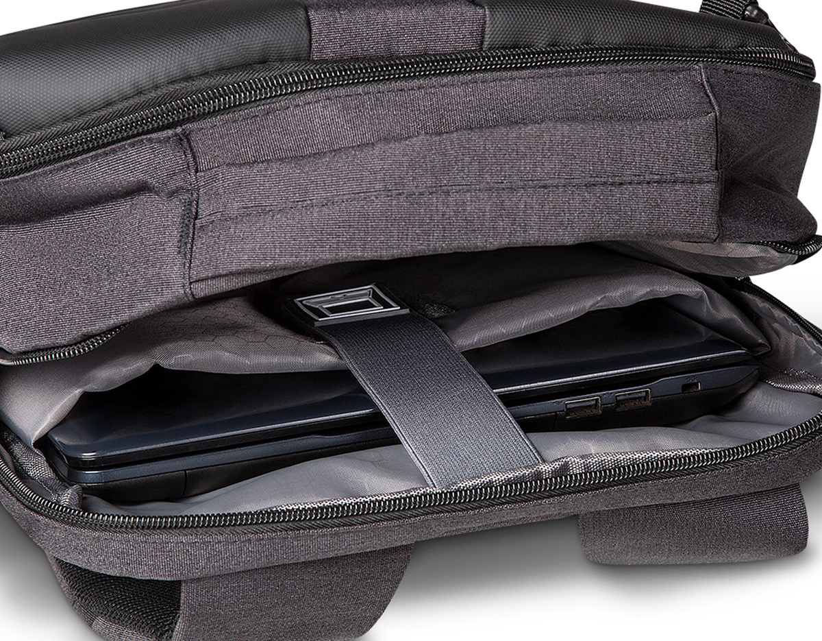 Mochila e Pasta para notebook em tecido poliéster Compartimento para notebook.
Tamanho total do Notebook - 17