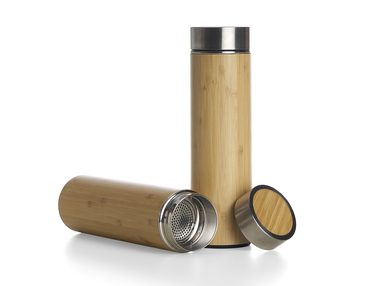 Garrafa de bambu e inox 500ml com parede dupla e infusor. Conserva temperatura quente ou fria.