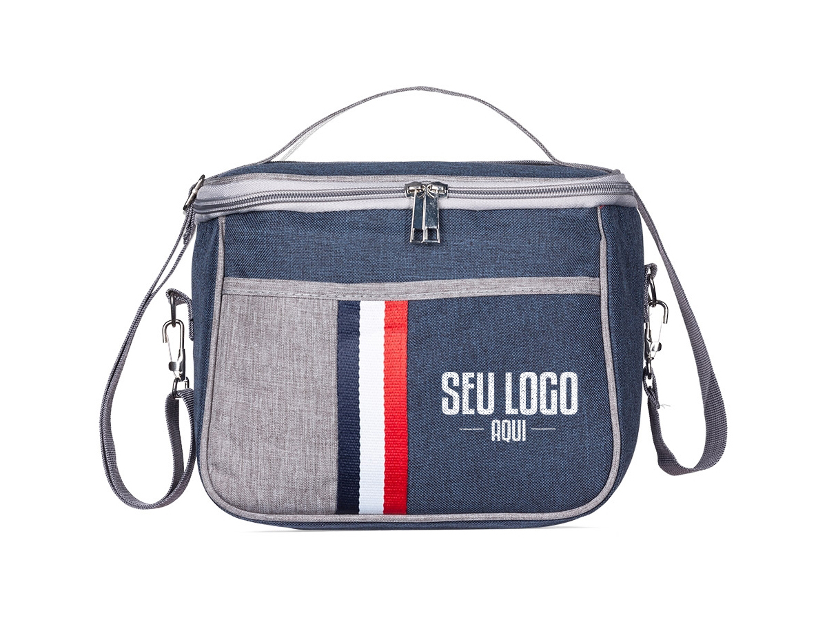 Bolsa térmica 7,6 litros. Contém bolso frontal, bolsos laterais telados, alça de mão em nylon e alça transversal regulável (não removível) com apoio para ombro.