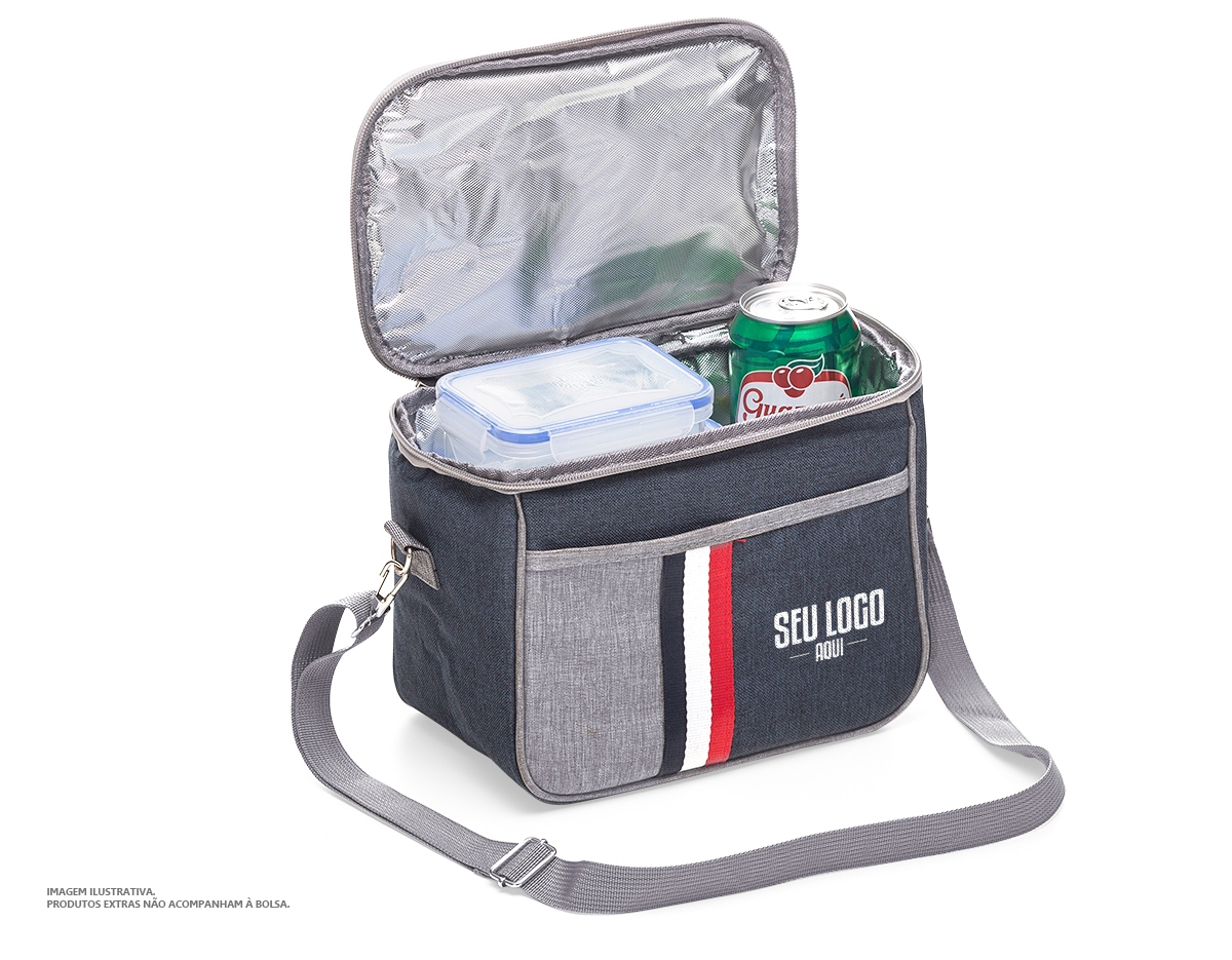 Bolsa térmica 7,6 litros. Contém bolso frontal, bolsos laterais telados, alça de mão em nylon e alça transversal regulável (não removível) com apoio para ombro.