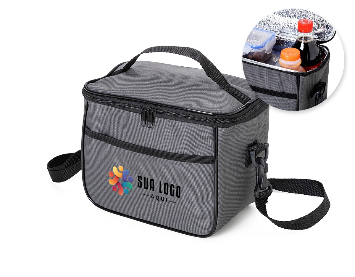 Bolsa térmica 6 litros com bolsos externos e alça de mão em nylon, contém bolso frontal aberto e bolso traseiro com zíper. Acompanha plaquinha metálica e alça transversal regulável com mosquetões para encaixe nas fivelas laterais da bolsa.