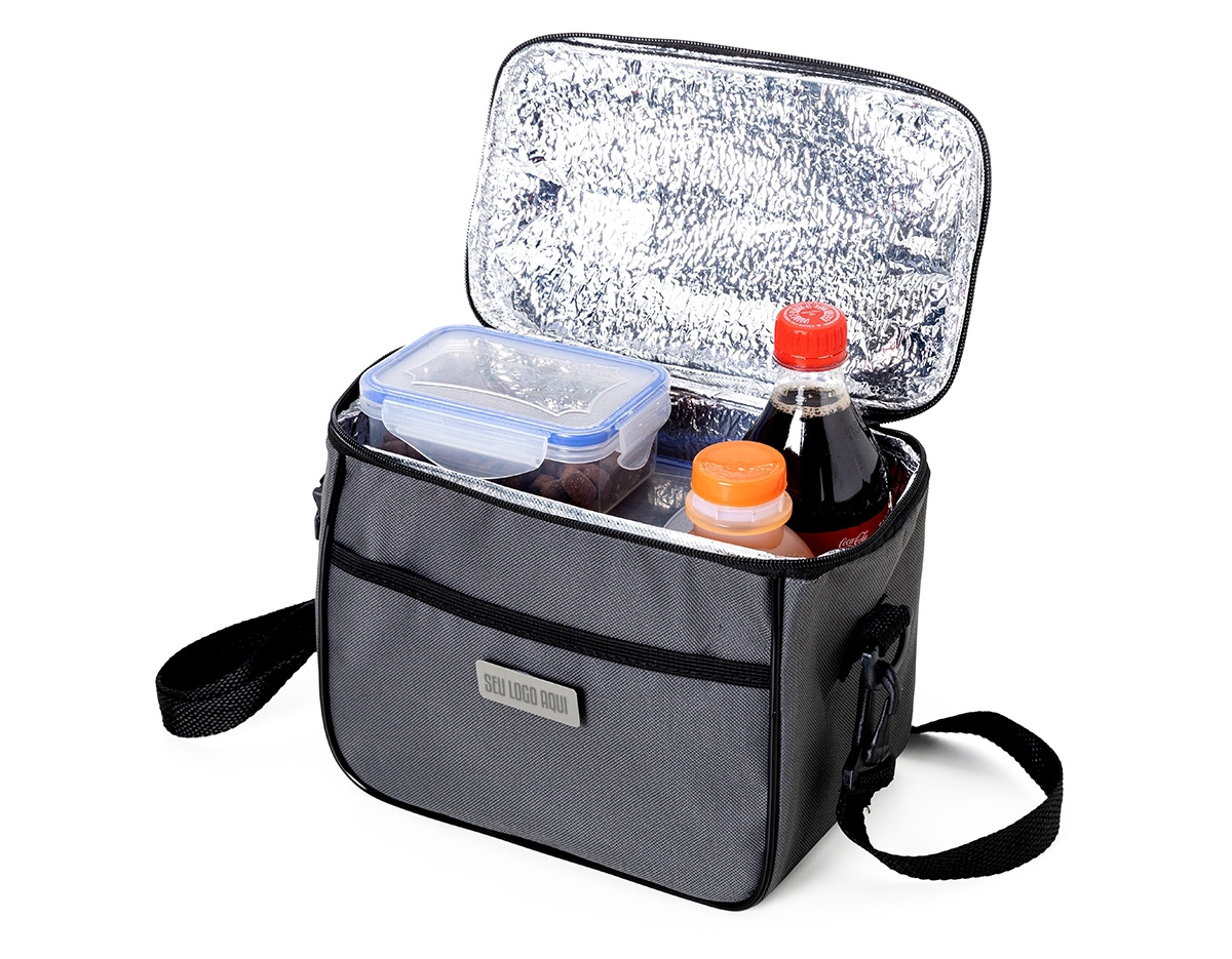 Bolsa térmica 6 litros com bolsos externos e alça de mão em nylon, contém bolso frontal aberto e bolso traseiro com zíper. Acompanha plaquinha metálica e alça transversal regulável com mosquetões para encaixe nas fivelas laterais da bolsa.