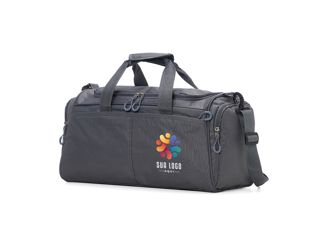Bolsa Oxford impermeável com capacidade de 28 litros. Possui compartimento principal com amplo espaço, bolso frontal longo e dois bolsos laterais. A bolsa contém alças de nylon para mãos com suporte de velcro para unificação das alças, alça transversal regulável com apoio para ombro, duas fivelas superiores para encaixe da alça transversal, zíperes com puxadores plásticos, revestimento interno de poliéster e parte inferior com pequenas bases antiderrapantes.