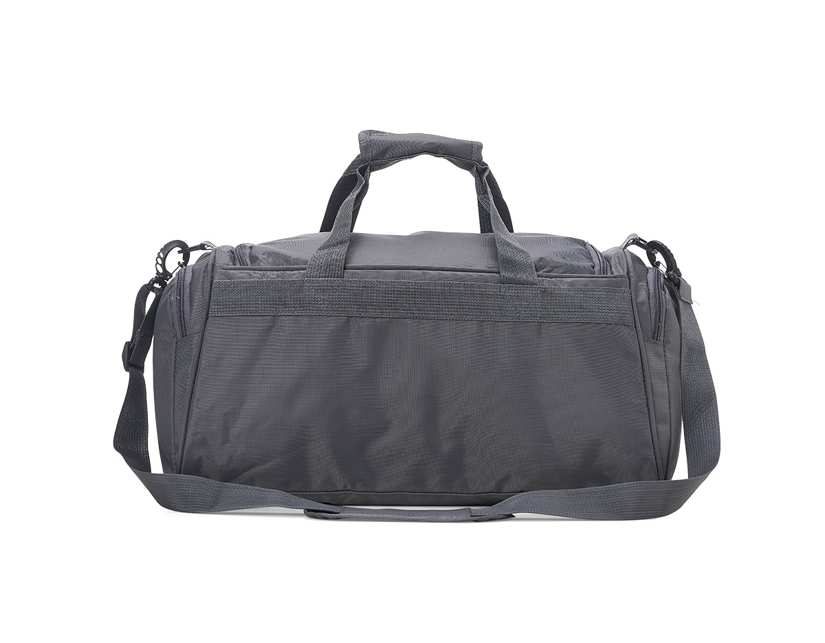 Bolsa Oxford impermeável com capacidade de 28 litros. Possui compartimento principal com amplo espaço, bolso frontal longo e dois bolsos laterais. A bolsa contém alças de nylon para mãos com suporte de velcro para unificação das alças, alça transversal regulável com apoio para ombro, duas fivelas superiores para encaixe da alça transversal, zíperes com puxadores plásticos, revestimento interno de poliéster e parte inferior com pequenas bases antiderrapantes.