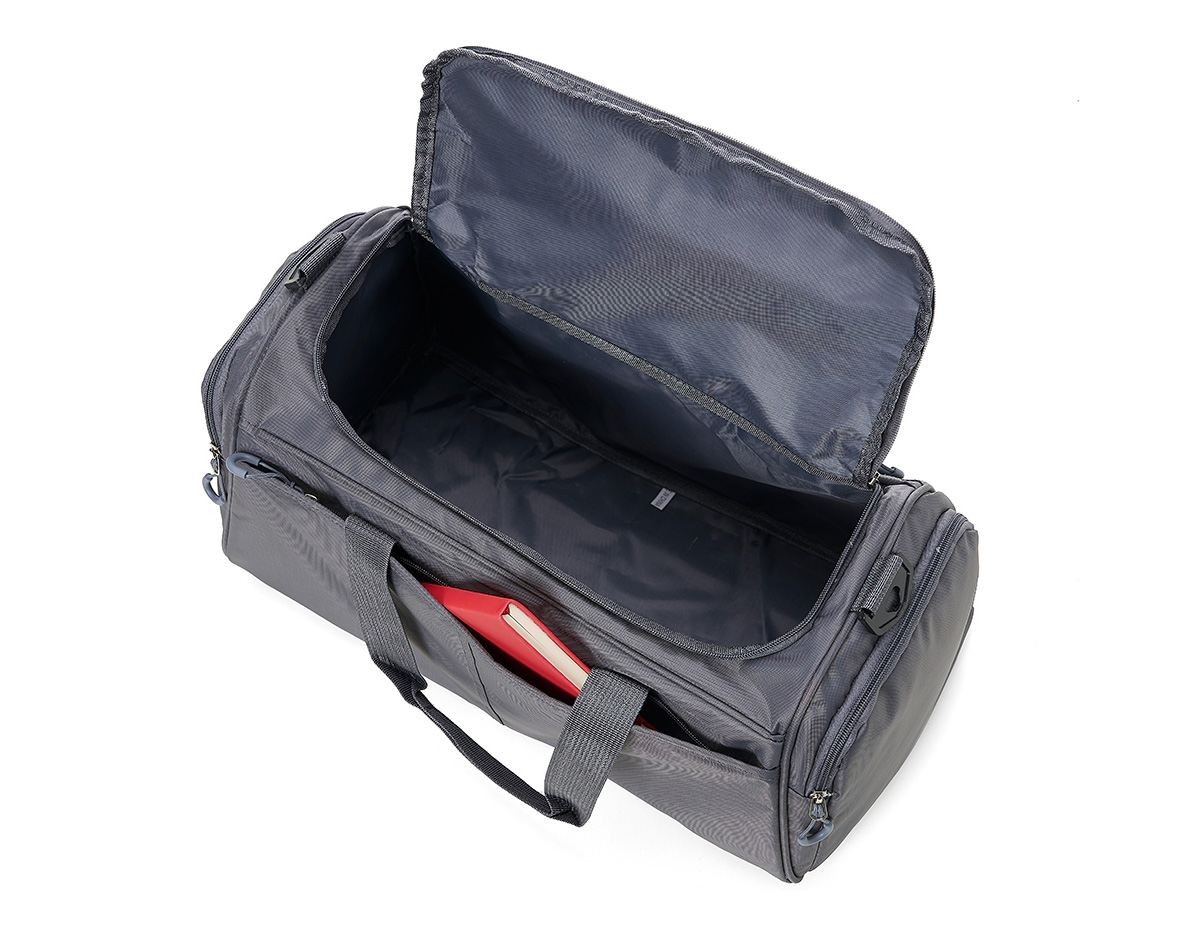 Bolsa Oxford impermeável com capacidade de 28 litros. Possui compartimento principal com amplo espaço, bolso frontal longo e dois bolsos laterais. A bolsa contém alças de nylon para mãos com suporte de velcro para unificação das alças, alça transversal regulável com apoio para ombro, duas fivelas superiores para encaixe da alça transversal, zíperes com puxadores plásticos, revestimento interno de poliéster e parte inferior com pequenas bases antiderrapantes.