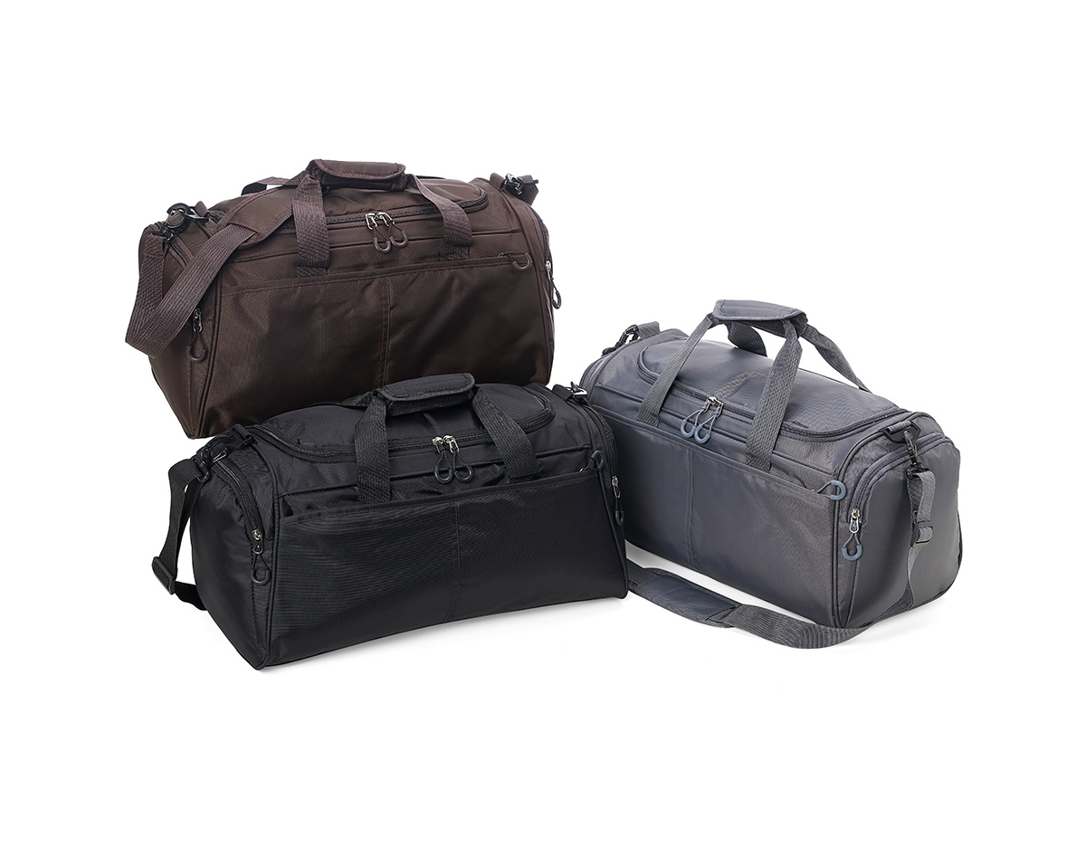 Bolsa Oxford impermeável com capacidade de 28 litros. Possui compartimento principal com amplo espaço, bolso frontal longo e dois bolsos laterais. A bolsa contém alças de nylon para mãos com suporte de velcro para unificação das alças, alça transversal regulável com apoio para ombro, duas fivelas superiores para encaixe da alça transversal, zíperes com puxadores plásticos, revestimento interno de poliéster e parte inferior com pequenas bases antiderrapantes.