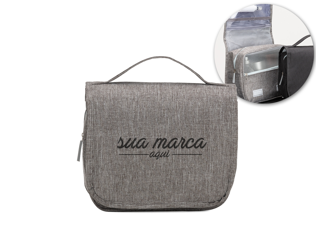 Necessaire organizadora em tecido nylon Oxford, abertura frontal por velcro e alça superior, parte interna com gancho plástico; bolso interno superior de pvc e bolso de tela superior; dois bolsos inferiores de zíper, sendo o primeiro com detalhe superior em tela e 3 divisões internas e o segundo na parte frontal interna. Perfeita para lhe acompanhar em viagens e até mesmo transportar seus itens pessoais do dia a dia com organização e praticidade