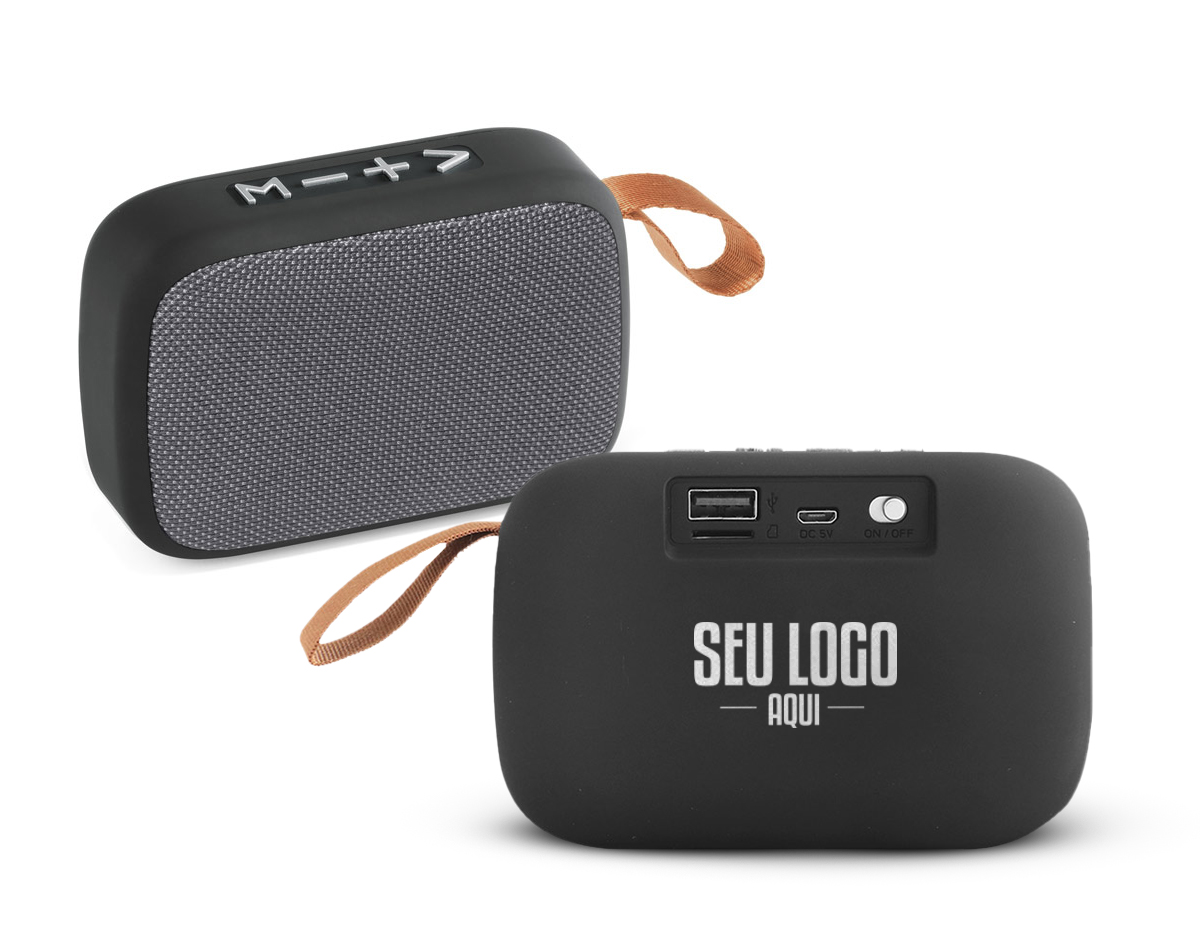 Caixa de som com microfone em ABS, tecido em poliéster e acabamento emborrachado. Transmissão por bluetooth, ligação stereo 3,5 mm e leitor de cartões TF. Potência de 3W/4O. Função para atender chamadas, controle de volume, conexão à playlist do dispositivo móvel e rádio FM. Incluso cabo USB para carregar