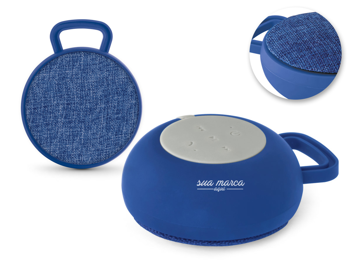 Caixa de som com microfone em ABS e tecido em poliéster. Com gancho e acabamento emborrachado. Transmissão por bluetooth, potência de 3W/4O e autonomia até 3 h. Função para atender chamadas, controle de volume e conexão à playlist do dispositivo móvel. Incluso cabo para carregamento