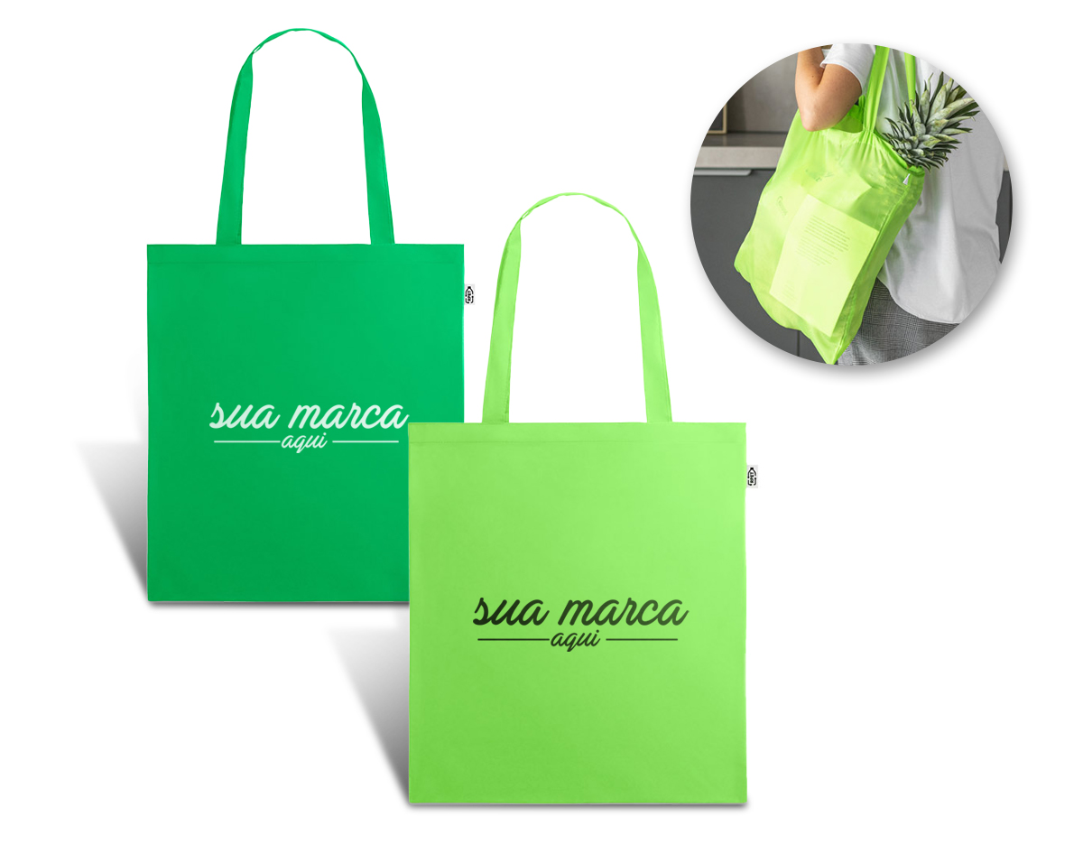 Sacola em rPET 190T. Produzida a partir de plástico reciclado contribuindo para a redução dos resíduos no meio ambiente. Alças de 60 cm. 380 x 420 mm