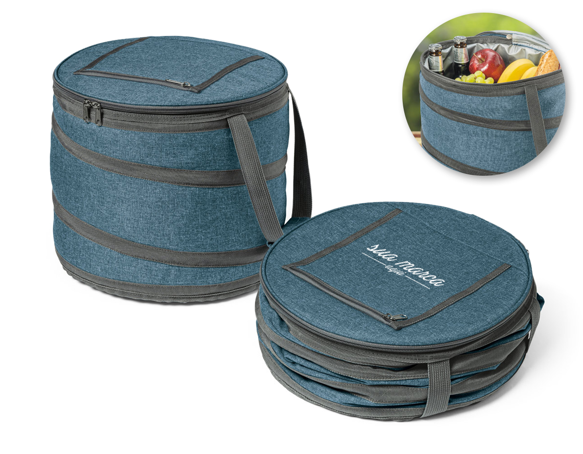 Bolsa térmica flexível em 600D com zíper duplo, interior forrado com PEVA e abridor de garrafas. Bolso superior com zíper, alças em webbing, com reforço e capacidade até 15 L. 300 x 260 mm