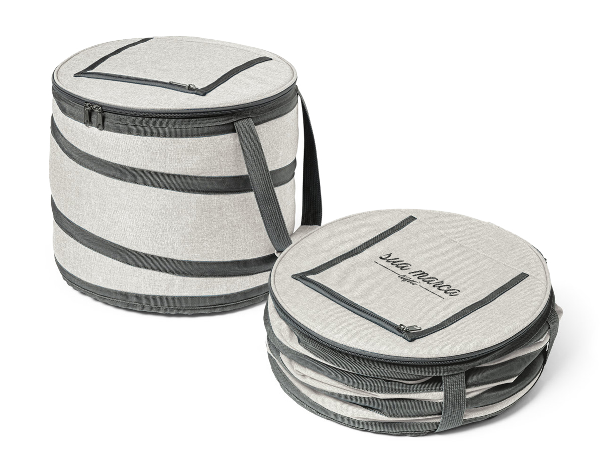 Bolsa térmica flexível em 600D com zíper duplo, interior forrado com PEVA e abridor de garrafas. Bolso superior com zíper, alças em webbing, com reforço e capacidade até 15 L. 300 x 260 mm
