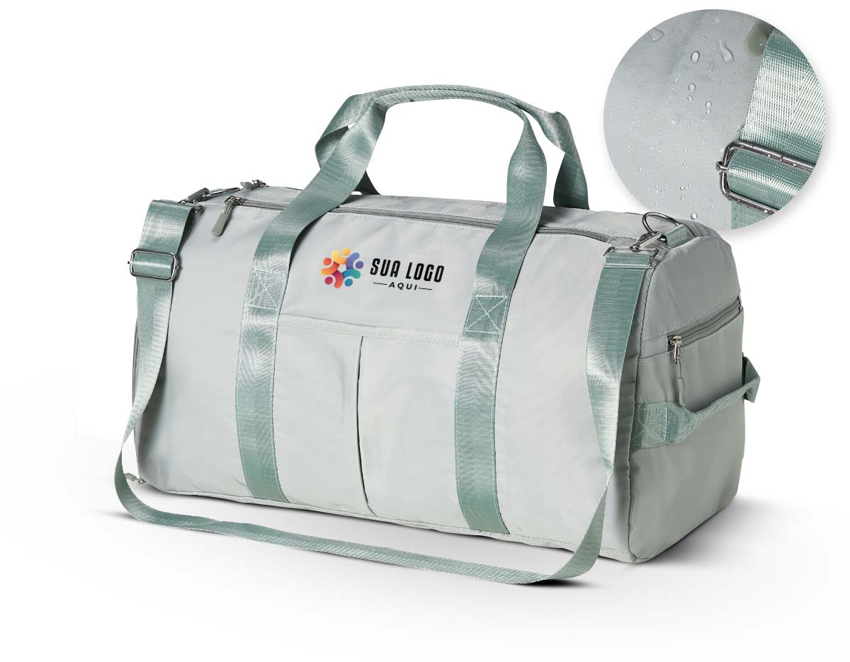 Bolsa esportiva 35L de poliéster resistente a água. Contém cinco compartimentos sendo dois deles: um especial para colocar sapatos e um bolso impermeável para roupas molhadas. Possui também encaixe para malas de viagem, duas alças de mão, uma alça de mão lateral e alça de ombro com regulagem. 28,8x24,3x50,8cm