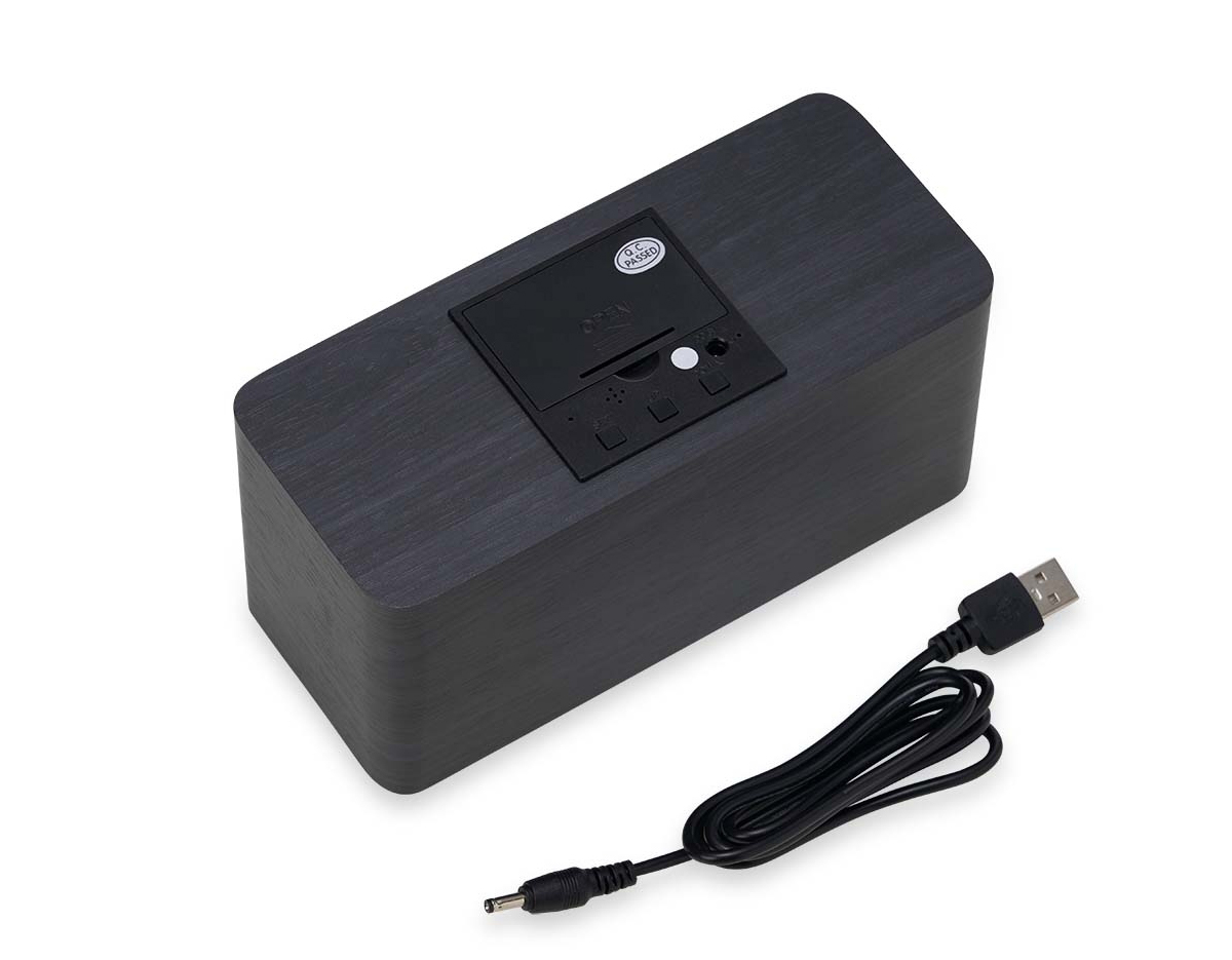 Relógio digital LED com alarme e carregamento por indução, pode ser utilizado através da fonte USB (acompanha) ou 3 pilhas AAA (não acompanha). Produzido em MDF, o relógio possui um display LED na parte frontal, área para carregamento via indução na parte superior, parte traseira com mecanismo para ajustes, entrada DC 5V e compartimento de pilhas.
