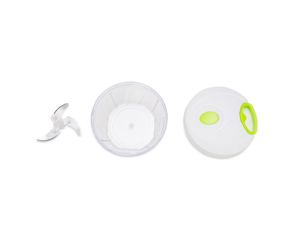 Processador de alimentos manual, tampa plástica de polipropileno com puxador verde, pote transparente em poliestireno com relevo e lâminas em aço inox.