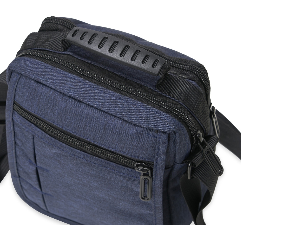Bolsa de ombro confeccionada em nylon resistente a água, possui quatro compartimentos e uma alça de uso transversal