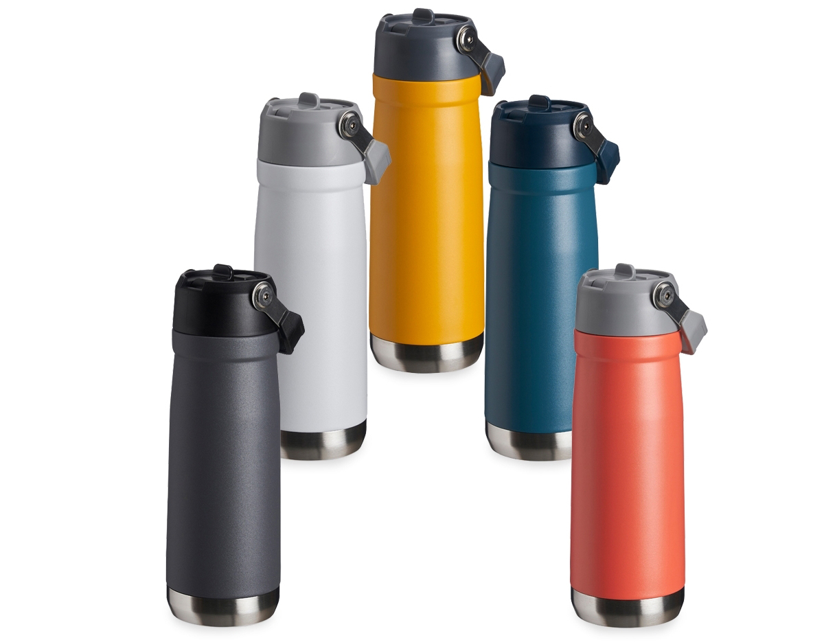 Garrafa térmica de parede dupla em inox, capacidade de 650ml. Tampa com alça de transporte, bico flip e canudo interno.