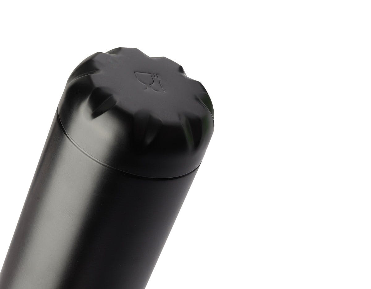 squeeze fosca em aço inox com capacidade de até 750 ml. Tampa rosqueável e anel de silicone para vedação. Design com frisos na tampa.
