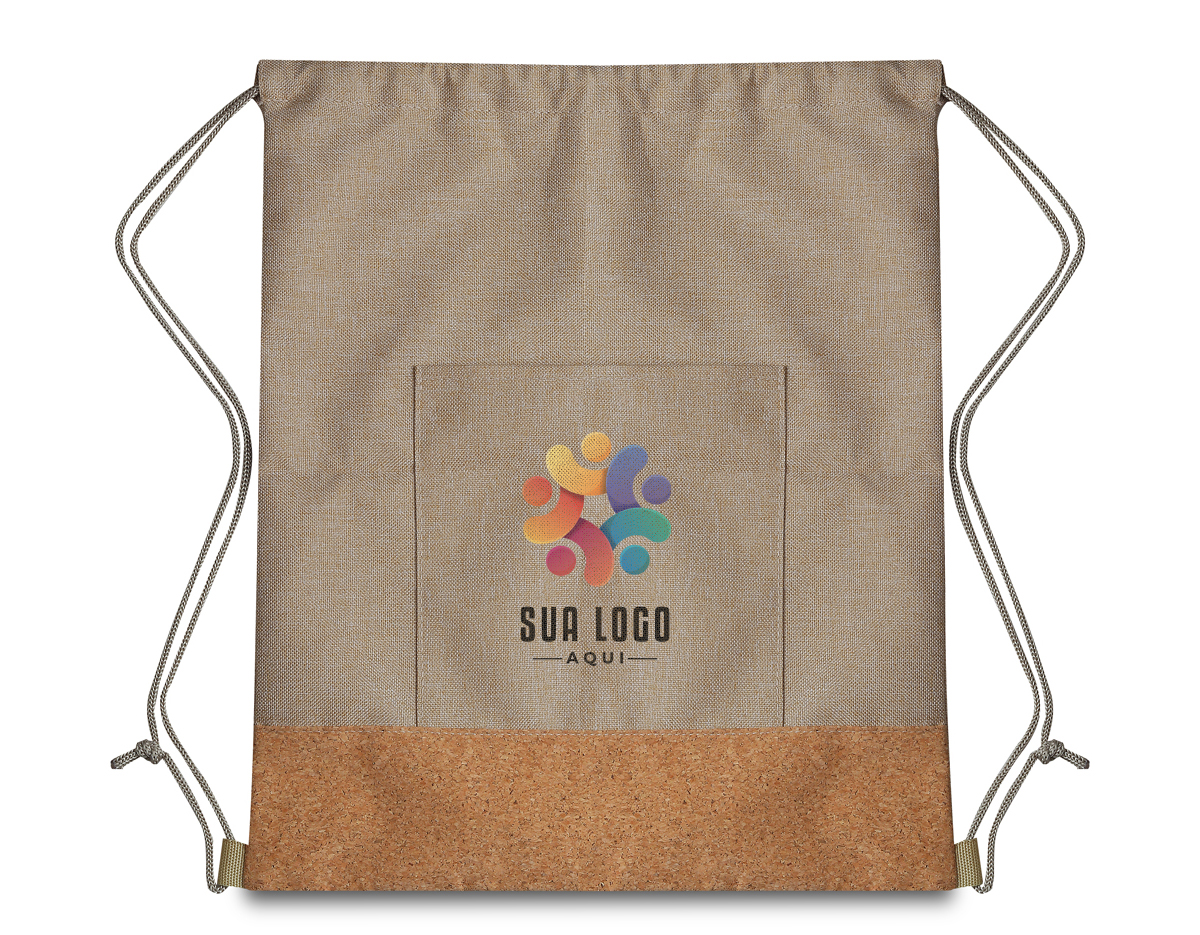 Bolsa em poliéster 600D com detalhe em cortiça, alça dupla para colocar nas costas e bolso frontal. 