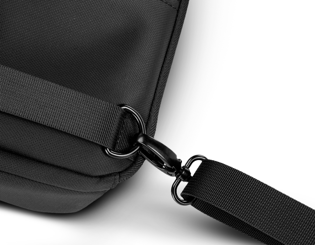 Mochila transversal com bolso interno para guardar seus itens essenciais, feito de tecido de poliéster resistente à água e ao desgaste, alça de ombro esquerdo/ombro direito reversível. Compartimento interno acolchoado para tablet.