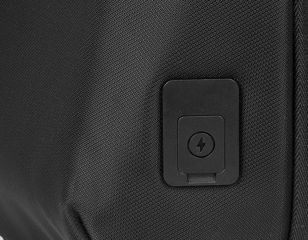 Mochila transversal com bolso interno para guardar seus itens essenciais, feito de tecido de poliéster resistente à água e ao desgaste, alça de ombro esquerdo/ombro direito reversível. Compartimento interno acolchoado para tablet.