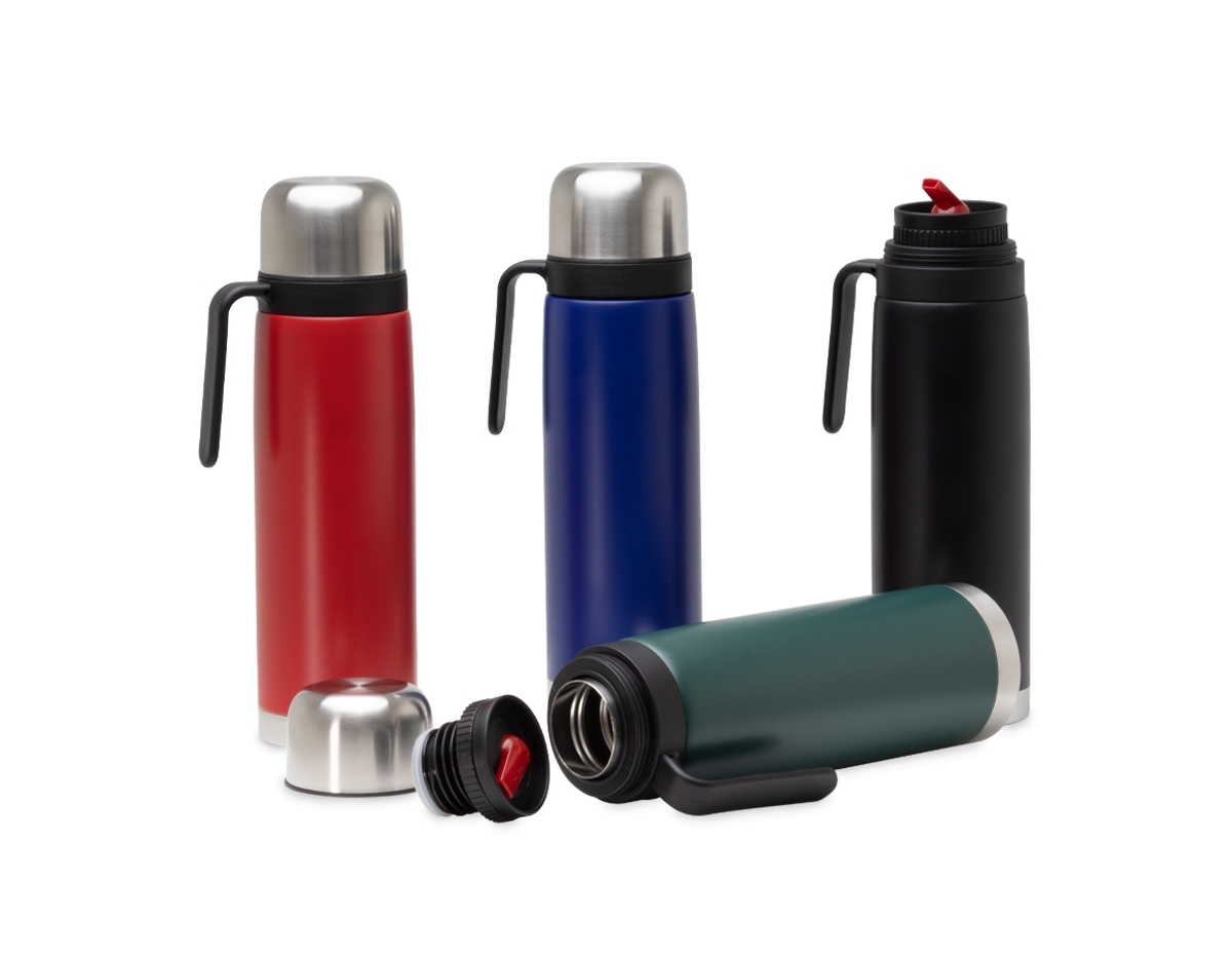 Garrafa térmica 1 litro em inox com alça plástica preta. Possui tampa rosqueável, tampa interna rosqueável com bico plástico vermelho.