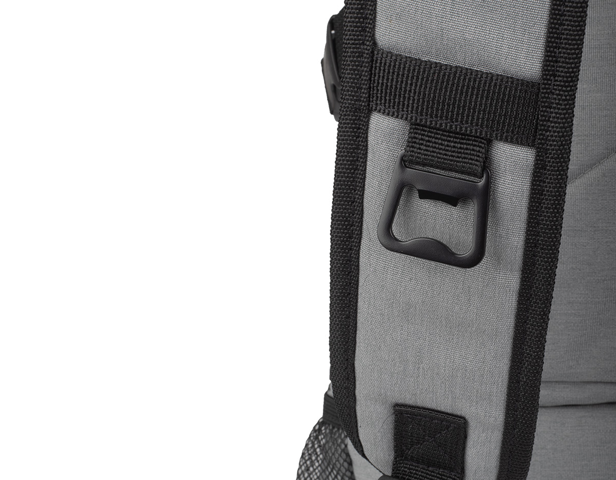 Mochila com compartimento térmico em tecido poliéster.