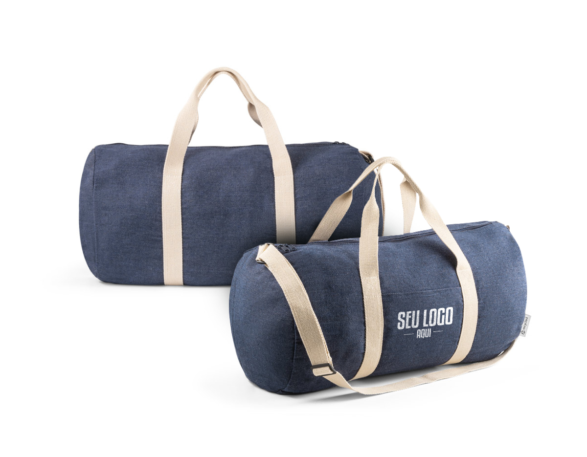 Bolsa esportiva ou viagem em denim reciclado (270 g/m²). Contém bolso frontal, fecho duplo e costuras reforçadas. Possui alças em webbing de algodão e alça de ombro ajustável até 130cm. Ø260 x 480 mm