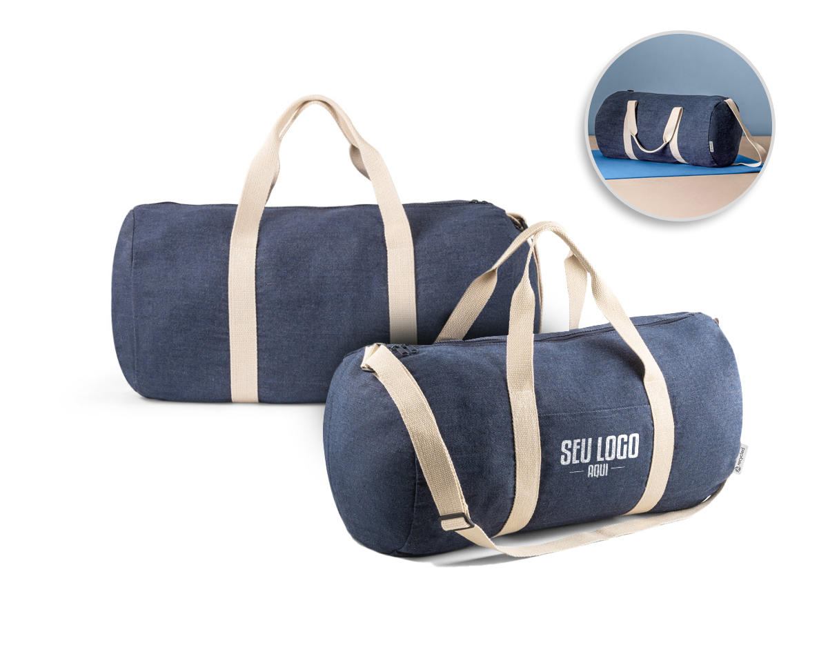 Bolsa esportiva ou viagem em denim reciclado (270 g/m²). Contém bolso frontal, fecho duplo e costuras reforçadas. Possui alças em webbing de algodão e alça de ombro ajustável até 130cm. Ø260 x 480 mm