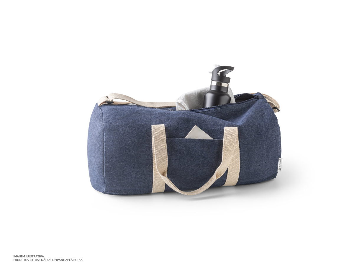 Bolsa esportiva ou viagem em denim reciclado (270 g/m²). Contém bolso frontal, fecho duplo e costuras reforçadas. Possui alças em webbing de algodão e alça de ombro ajustável até 130cm. Ø260 x 480 mm