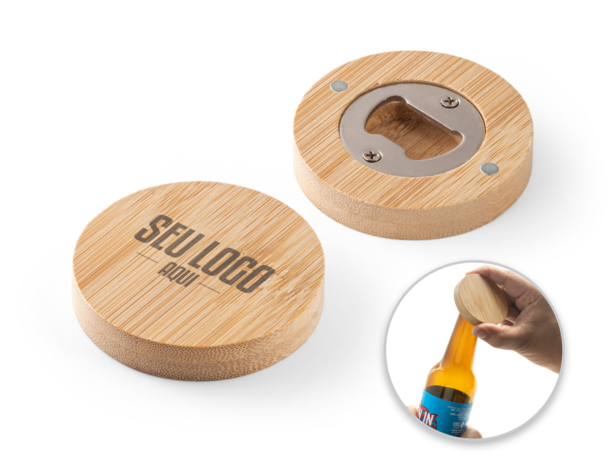 Porta copos em bambu com abridor e imã para fixar em superfícies.
