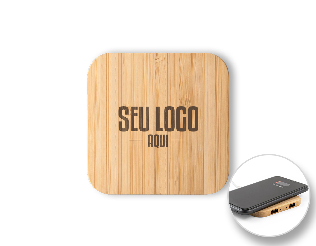Carregador wireless super-rápido em bambu com função hub. Contém uma entrada USB-C e duas saídas USB-A. Possui uma potência de carregamento sem fios de 15W para carregamento super-rápido. Compatível com dispositivos com tecnologia de carregamento sem fios. Incluso cabo USB-C. A cor e o resultado da impressão nos materiais naturais pode variar entre produtos.