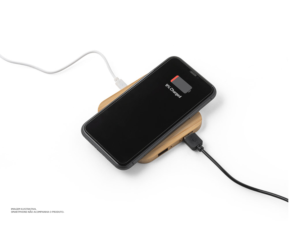 Carregador wireless super-rápido em bambu com função hub. Contém uma entrada USB-C e duas saídas USB-A. Possui uma potência de carregamento sem fios de 15W para carregamento super-rápido. Compatível com dispositivos com tecnologia de carregamento sem fios. Incluso cabo USB-C. A cor e o resultado da impressão nos materiais naturais pode variar entre produtos.