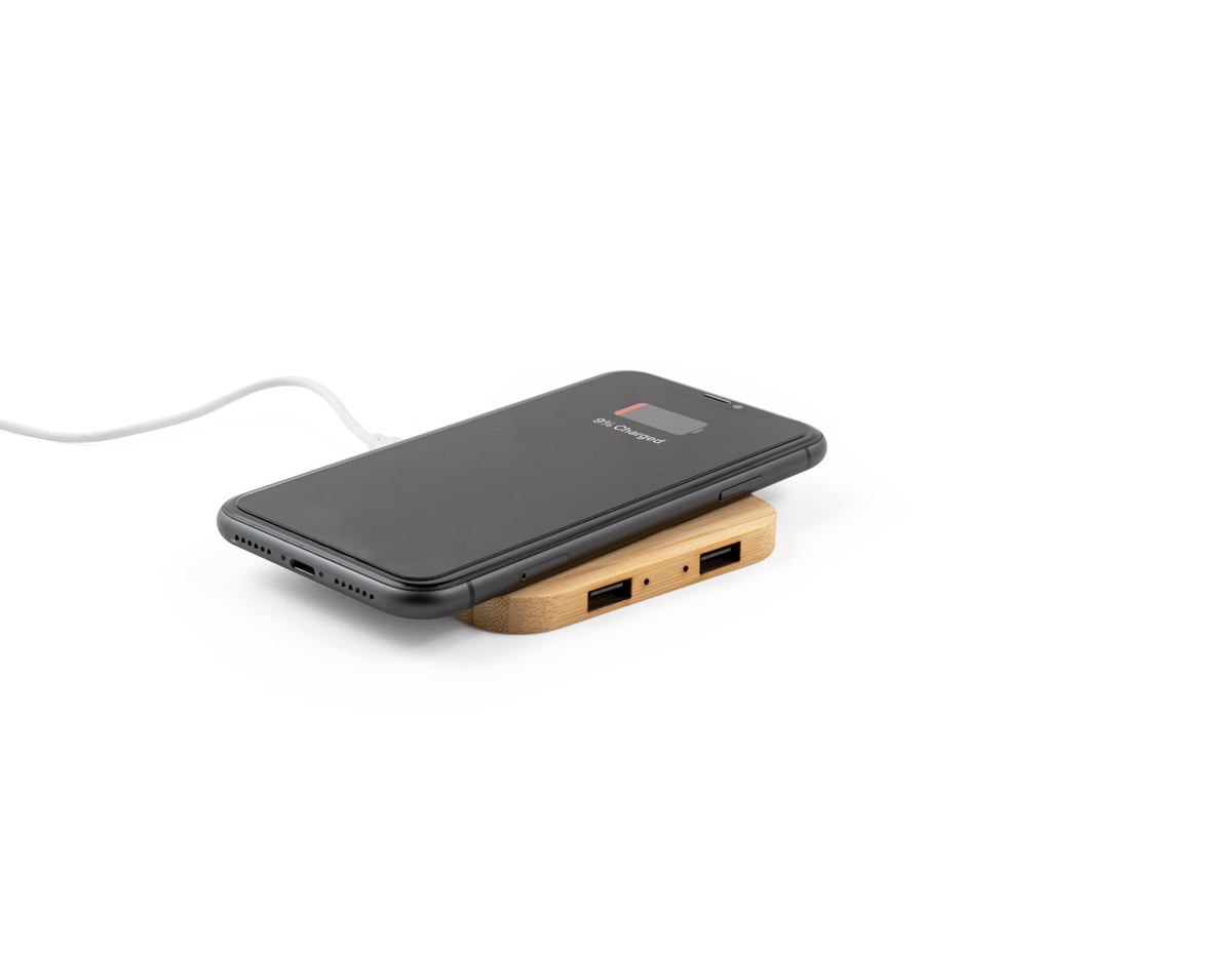 Carregador wireless super-rápido em bambu com função hub. Contém uma entrada USB-C e duas saídas USB-A. Possui uma potência de carregamento sem fios de 15W para carregamento super-rápido. Compatível com dispositivos com tecnologia de carregamento sem fios. Incluso cabo USB-C. A cor e o resultado da impressão nos materiais naturais pode variar entre produtos.