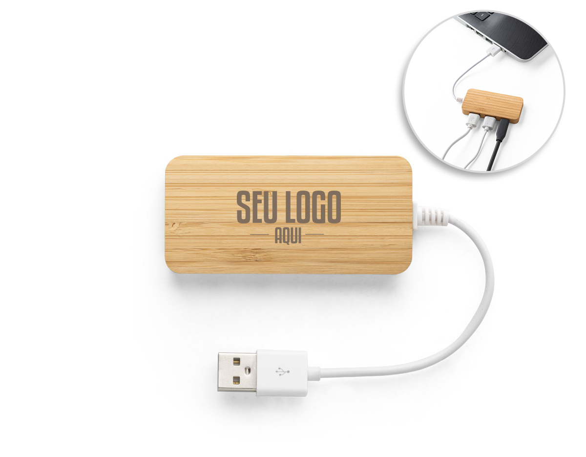 Hub em bambu com 2 portas USB-A e 1 porta USB-C. Permite transferência de dados