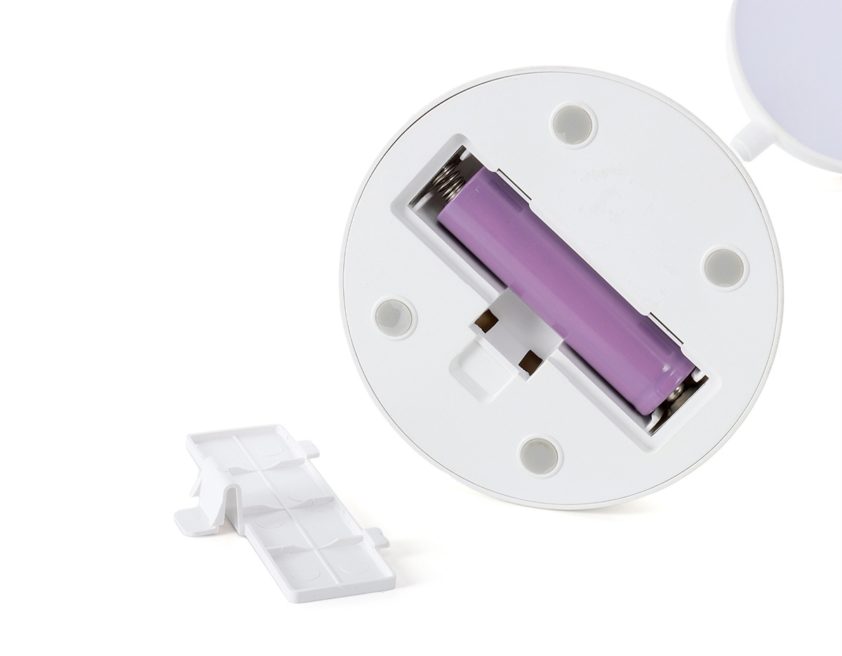  Luminária articulável recarregável com 10 leds e funcionamento touch, material plástico. Contém três estágios de iluminação com regulagem de intensidade touch: luz fria (branca), luz quente (amarela) e luz mista (branca e amarela). Base com botão para ligar e desligar. Acompanha uma bateria de lítio e cabo USB para carregamento.